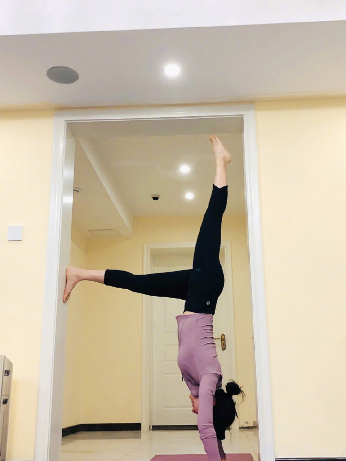 黄奕晒倒立健身照为身材练出满手茧子直呼我是妇女我光荣