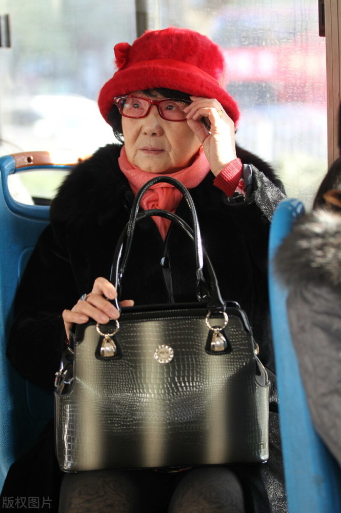 在上海,她开始经商,到1980年代时,吴胜明的资产已经过千万元,在浙江