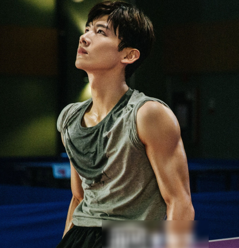 在官方晒出的照片中看,白敬亭这浑身的肌肉完全不输给健身教练呢,看来