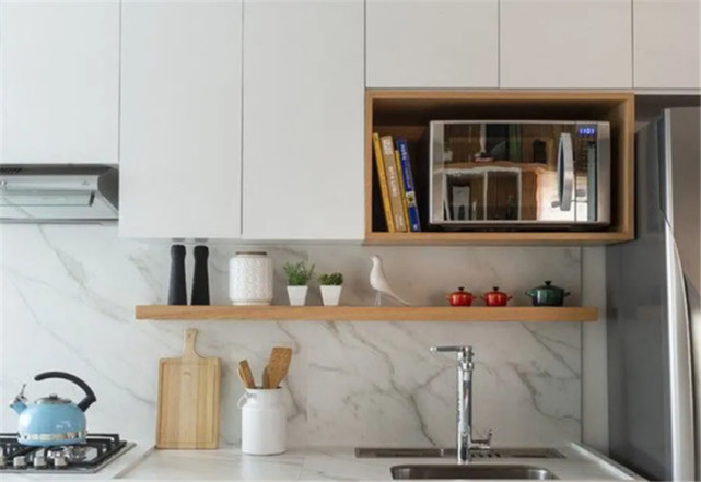 下次装修厨房,我也学日本人在吊柜下加装隔板,好看能储物超实用