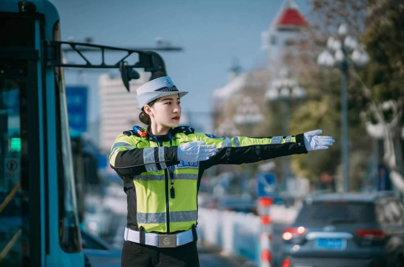 盐城交警《一"芦"有你》主播小姐姐:芦雪温州交警《一"颜"难尽》