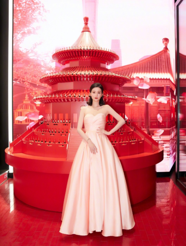 乔欣全新大片,穿抹胸花朵裙大秀美背,不愧是颜值女神