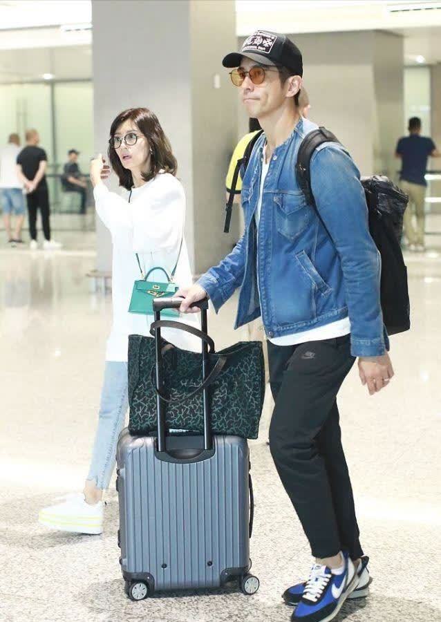 贾静雯带着小8岁男友出门,看着却像小妹妹,素颜的状态真好_腾讯新闻