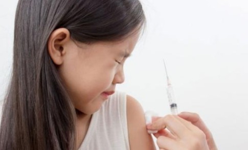 孩子怕打针,大哭大闹太难搞,聪明父母有妙招_腾讯新闻