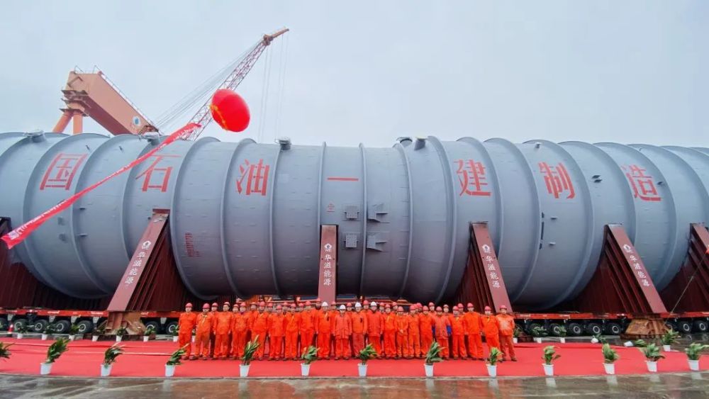 公司承制的亚洲最大的抽余液塔装船发运