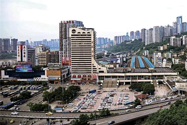 重慶站南側是菜袁路,東側是菜園壩立交,菜園壩長江大橋,及八一隧道