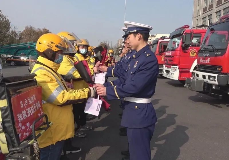 女神节 美团小哥化身 鲜花骑士 致敬最美 消防女神 腾讯新闻