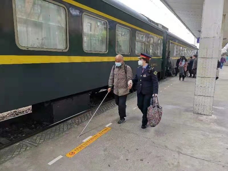 上午11点20分,曹湘英专门走到15号车厢16号座位边,帮这位盲人旅客收拾