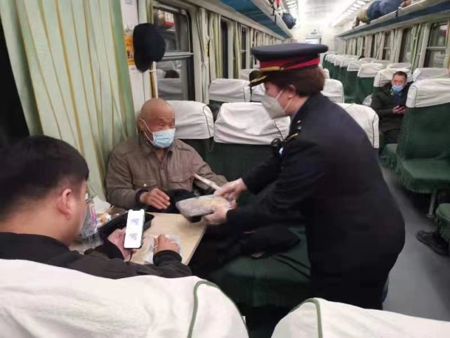 就打了一份乘务盒饭,走到15号硬座车厢16号座位边,将盒饭送给了这位60