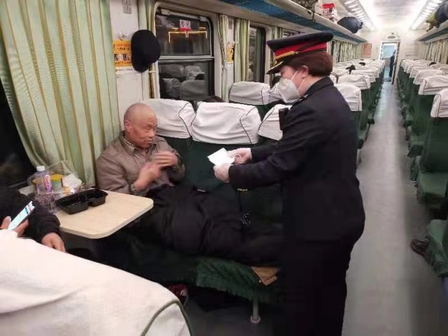上午11点20分,曹湘英专门走到15号车厢16号座位边,帮这位盲人旅客收拾