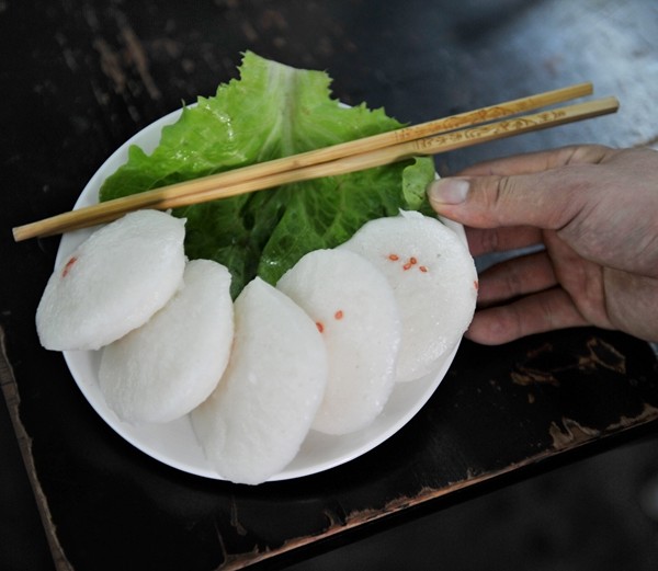 有些人就跑来表现一种聪明伶俐的感觉,这是泡粑的嘛,这是鸭儿粑的嘛