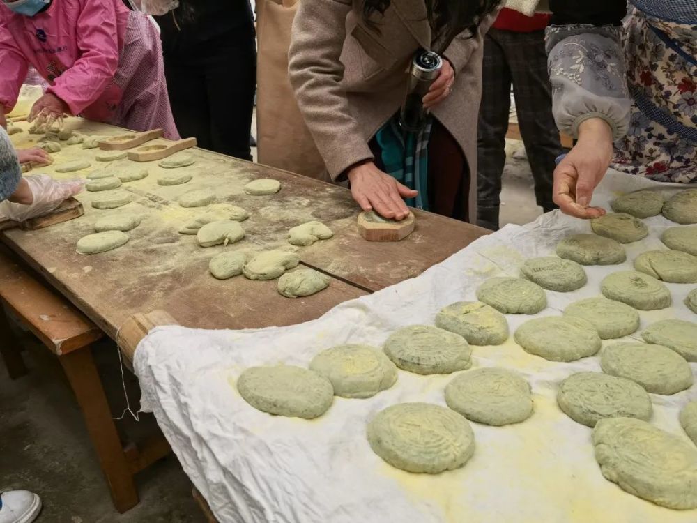 路途中,大家欢歌笑语;农家乐里,大家边做青饼边交流,动手的欢乐,品尝