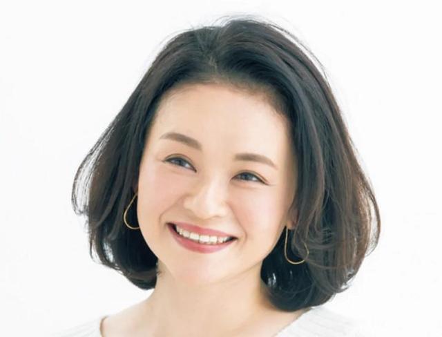 5060岁的女人最适合烫什么发型这三类减龄短发了解一下