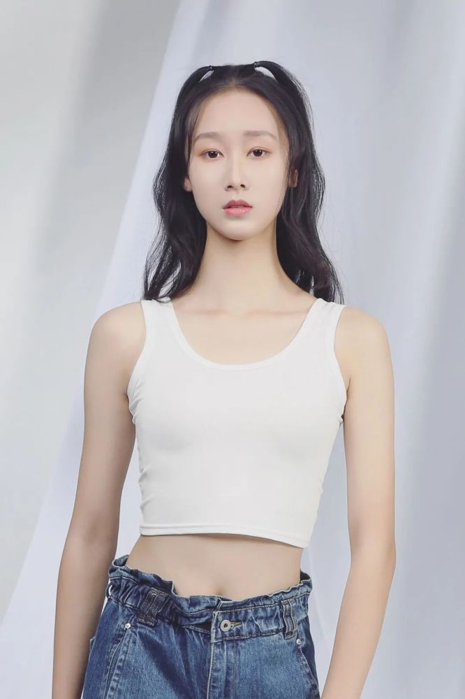 胡明樱新浪微博:@溪溪gzh三围:78-61-88身高:168耿子惠新浪微博:@kiki