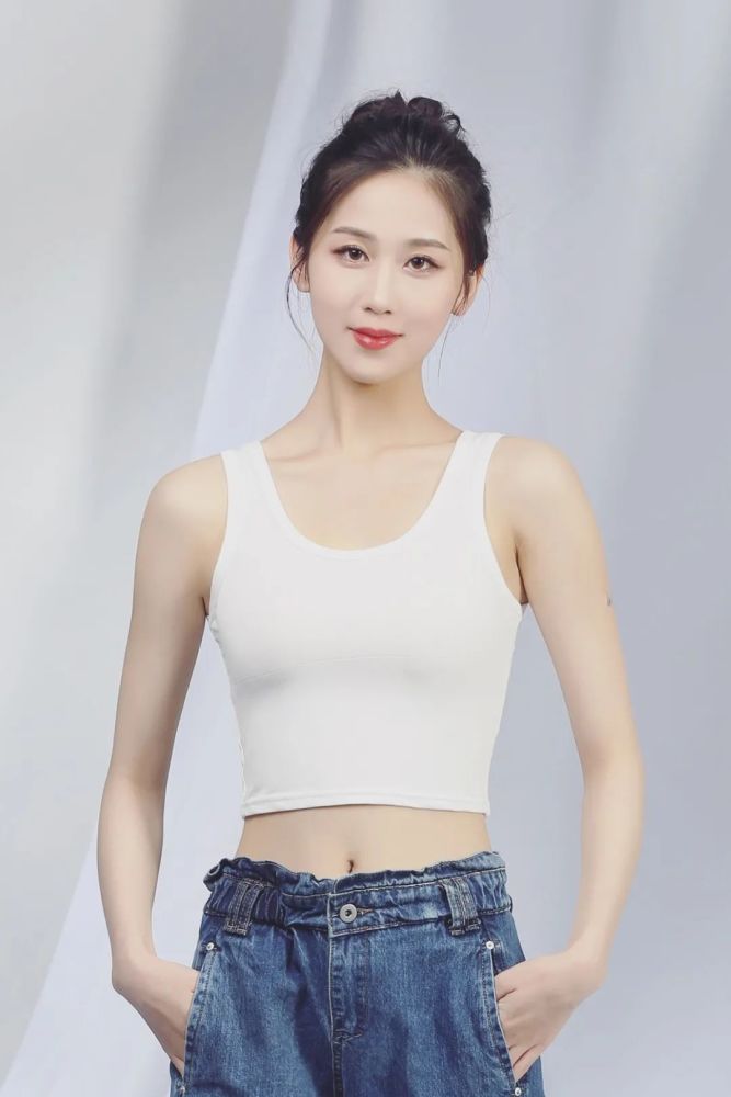 杨晓洁三围:75-60-89身高:172王迪新浪微博:@邵博君-三围:79-60-89