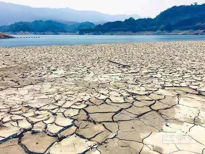 台湾|台湾官员下跪求雨，气候危机一触即发？当地网友：无聊，每年都搞