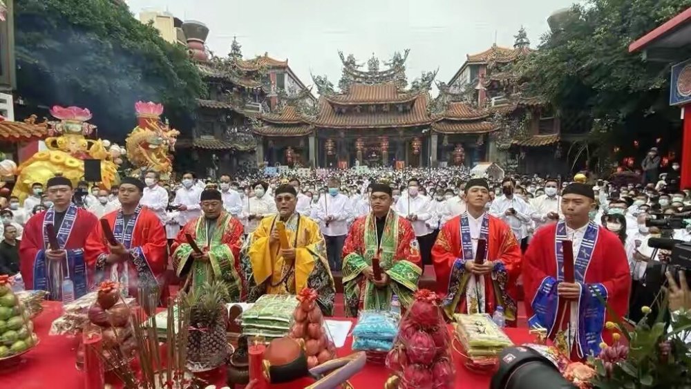 台湾|台湾官员下跪求雨，气候危机一触即发？当地网友：无聊，每年都搞