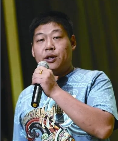 舍弃事业相助郭德纲,从粉丝到经纪人,德云社外交官王海是何来历_腾讯