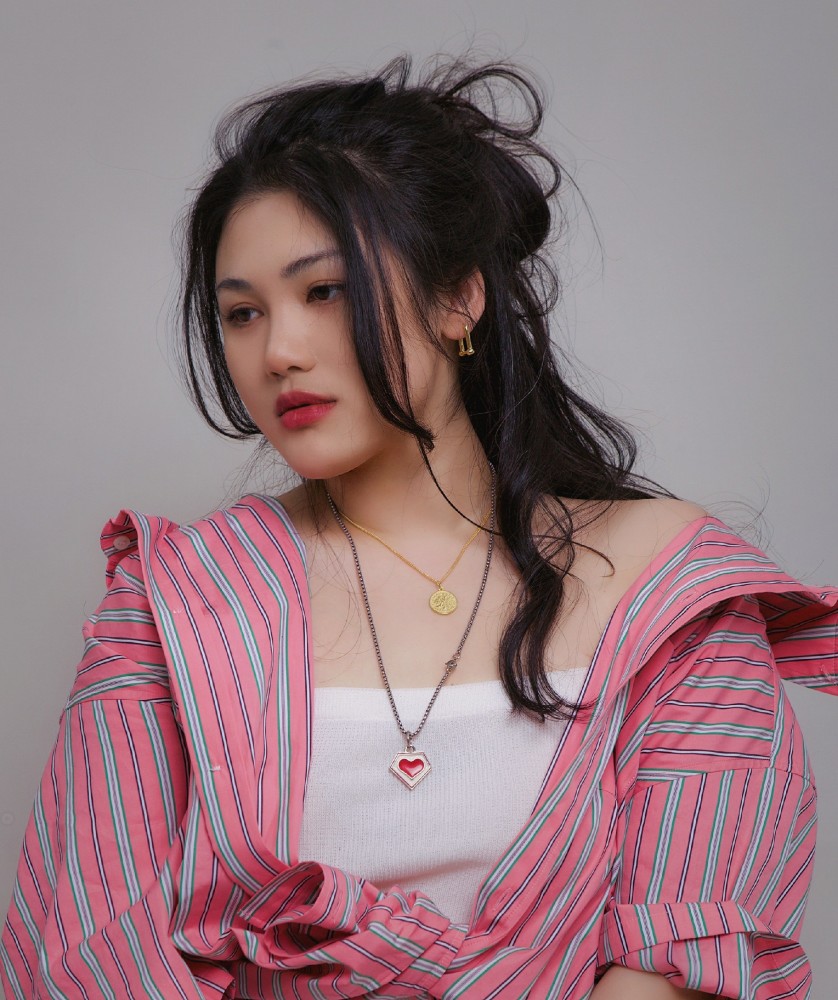 00后歌手凡清正式出道音色为王的时代即将来临