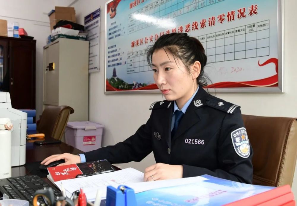 警营她力量玫瑰绽放警营巾帼不让须眉