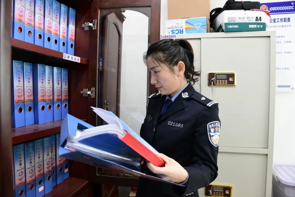 警营她力量玫瑰绽放警营巾帼不让须眉