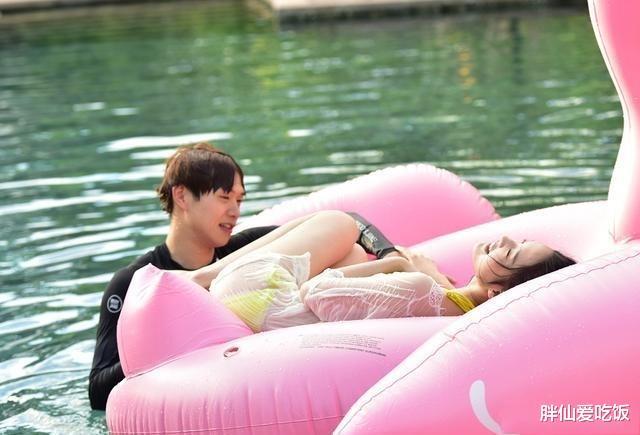 李沁终于"熟了",穿比基尼秀"葫芦身材",魏大勋赚了._腾讯新闻