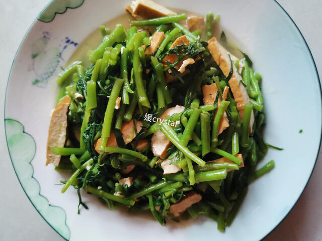 芦蒿|春天芦蒿营养丰富，孩子能否食用？营养师告诉你