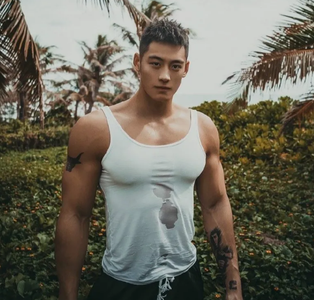 他是御用男模特,身材颜值都在线,这样的身材怎么练