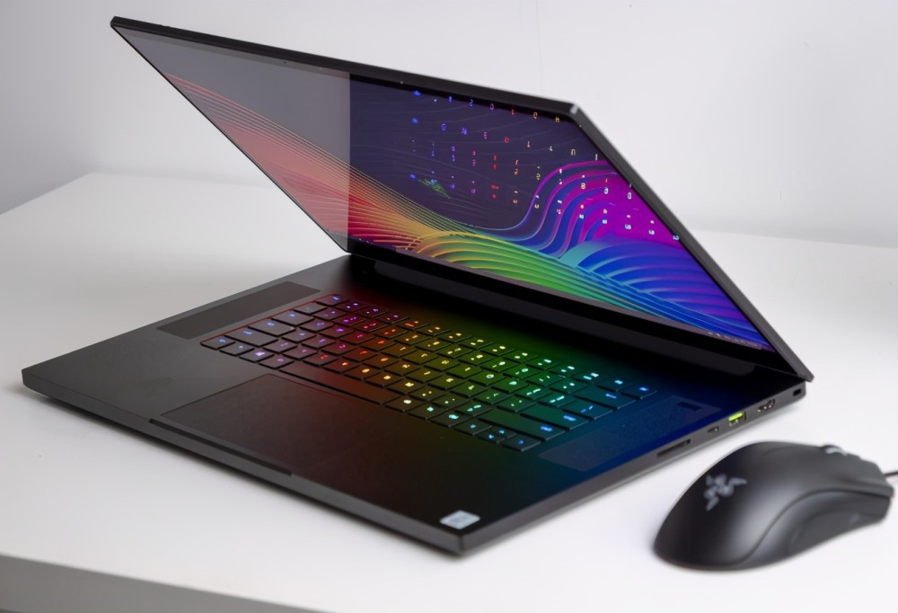 游戏本"减肥成功"?雷蛇灵刃17超薄出击