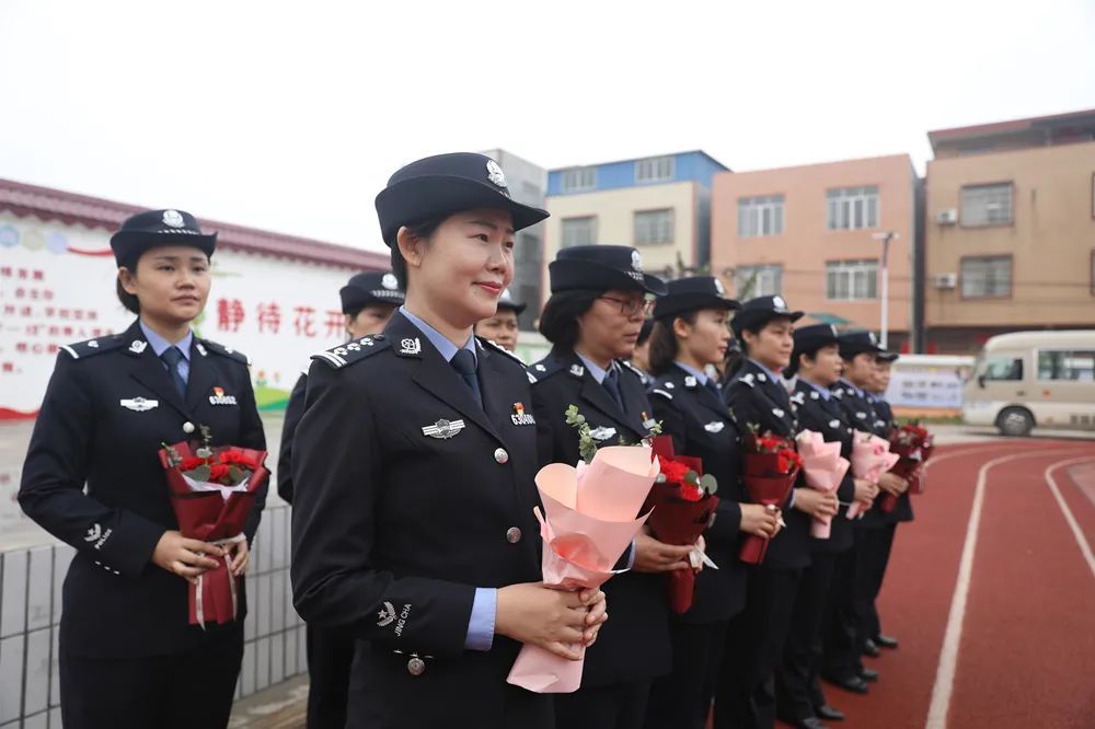 致敬了不起的她 走进特殊学校 钦北 警察妈妈 爱心团队特别的爱给特别的你 腾讯新闻