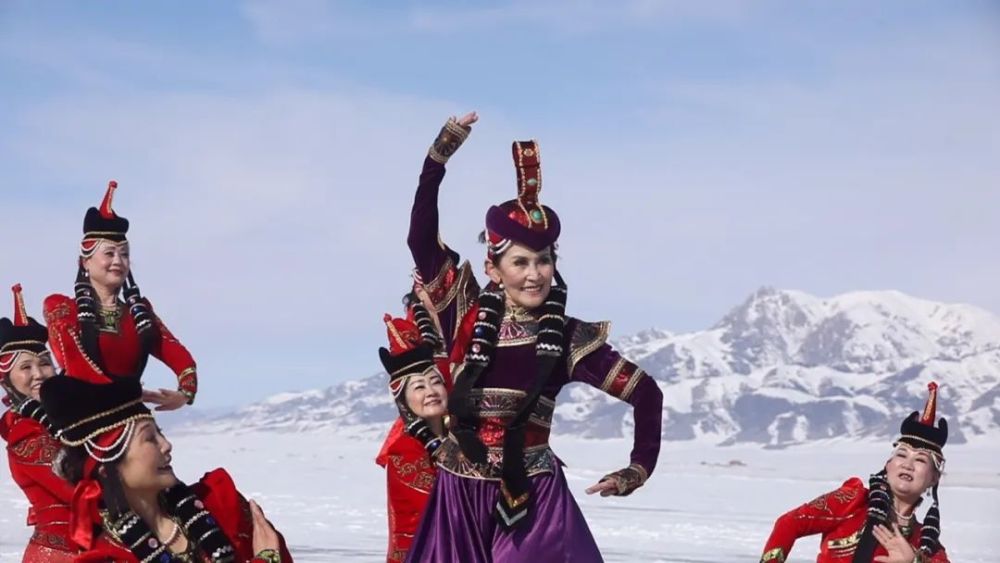 博州灵魂舞者七旬老人和她的萨吾尔登