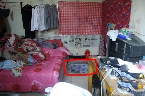 陈小龙整个人非常封闭,一个朋友都没有,更加不信任人.