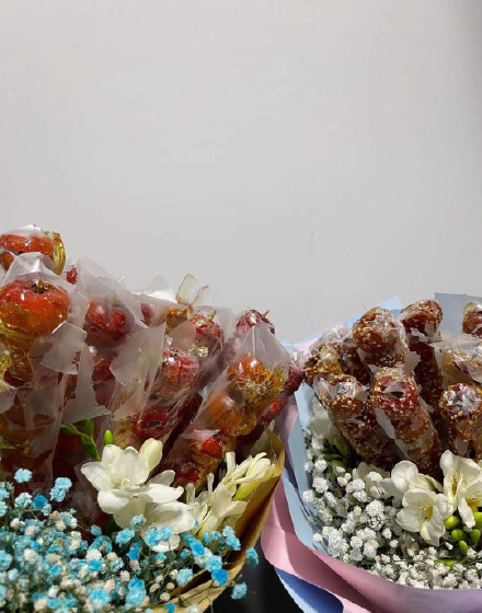 郭德纲给女粉丝送冰糖葫芦花哈哈哈这束花有点甜