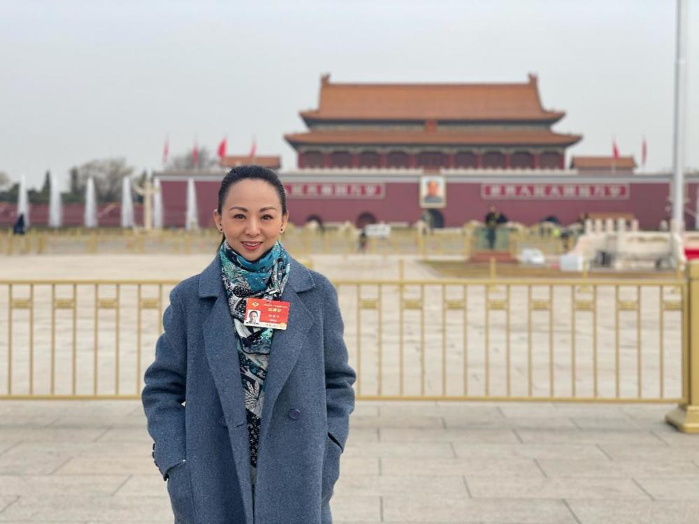 全国政协委员邰丽华用手语唱国歌的她建议提高残障学生受教育质量