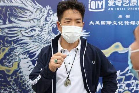 林晓峰透露,所以剧组要求他作新的尝试"造型师让我不要戴眼镜,用双