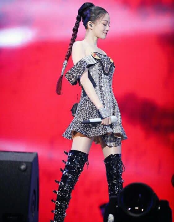 张韶涵的腿不能再细了,穿长筒靴一直往下掉,"纸片身材"无疑了|张韶涵