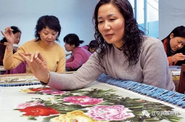 相关传承人 夏丽云,女,满族,锦州满族民间刺绣国家