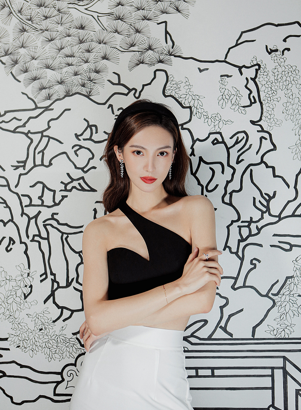 金晨美得太精致不规则背心配开叉裙凹造型锁骨深得可以放鸡蛋