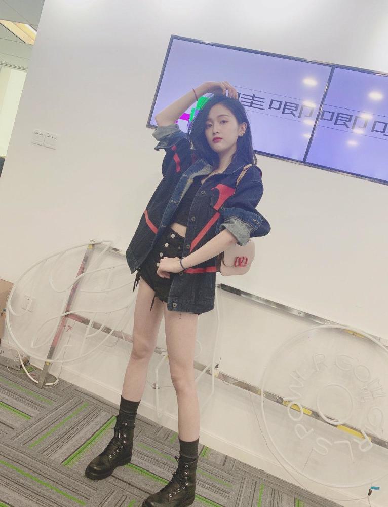 吴宣仪走红毯披肩意外滑落露出香肩好身材尽显越来越有女神范