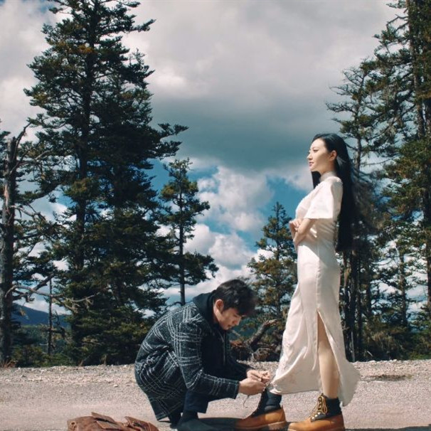 《司藤》首播:人设奇特,景甜张彬彬开启主仆恋,陨石新闻应景