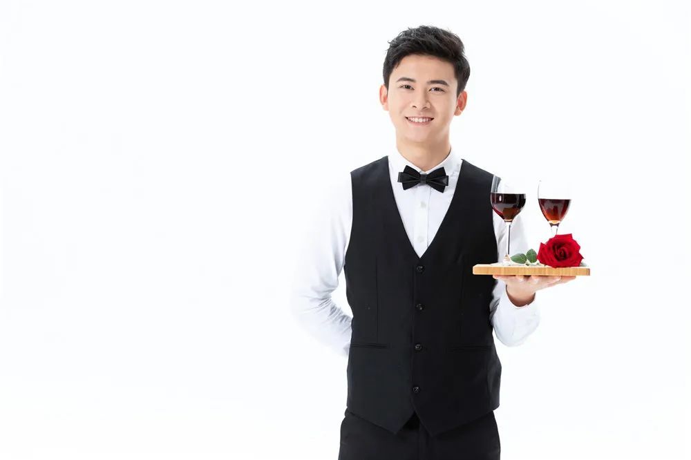 细心观观察点菜时一定要注意客人的眼睛,当客人注视到那个菜时,点菜员