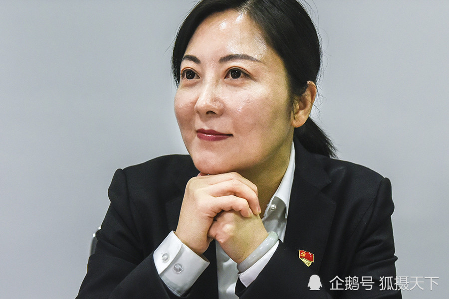 1998年张凌从上海外国语大学毕业,同年,进入刚刚成立的浙江船舶交易