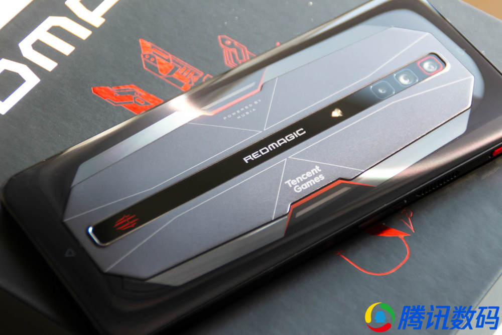 机甲风格外观,165hz高刷屏前不久,红魔发布了旗下新一代游戏手机红魔6