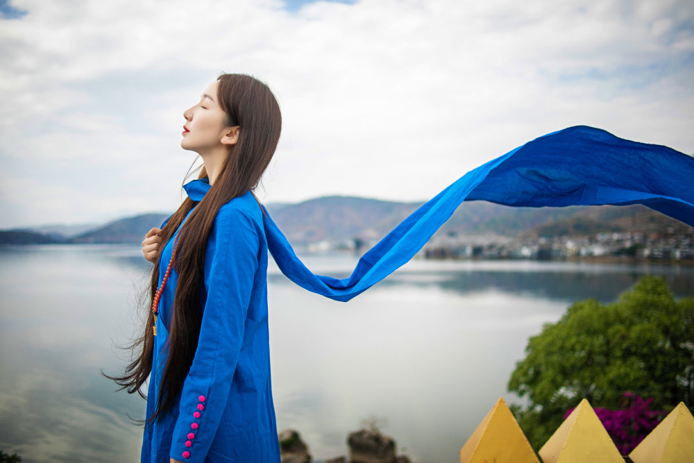 娄艺潇民族风大片曝光 以水为邻满满异域风情