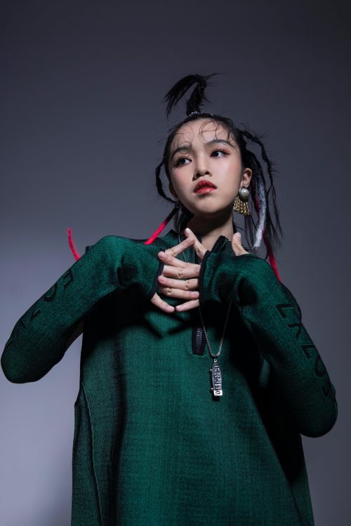 近日,新晋伤感情歌小天后韩可可2021年全新单曲《错位