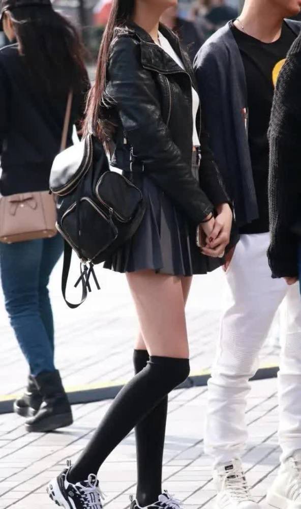 百褶裙配白色针织上衣长筒袜一穿垂坠感超级棒还很显瘦