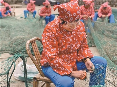 渔家姑娘织渔网图片图片