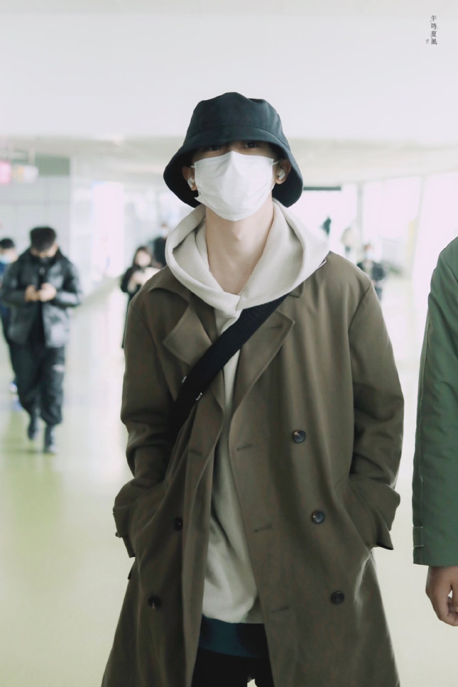 马嘉祺210308机场饭拍橄榄绿风衣复古潮流被压塌的头发看着好乖喔