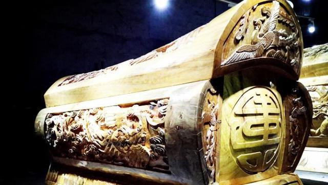 慈禧即将下葬时,尸身未腐还能臭气熏天?看看抬棺的人数就懂了