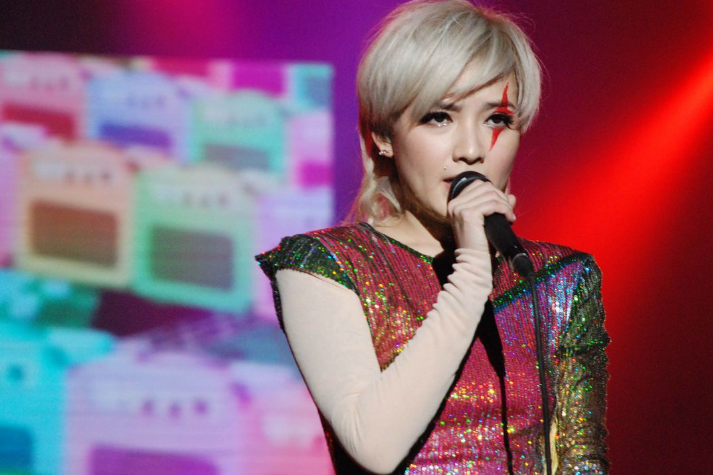 打唇钉纹花臂,为丁克摘子宫,叛逆的范晓萱,是个好姑娘_腾讯新闻